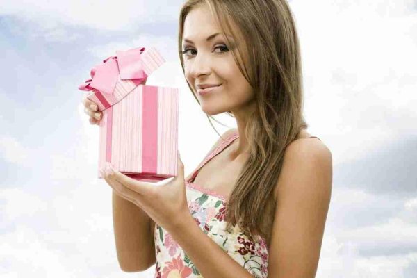 Девушка с подарком
