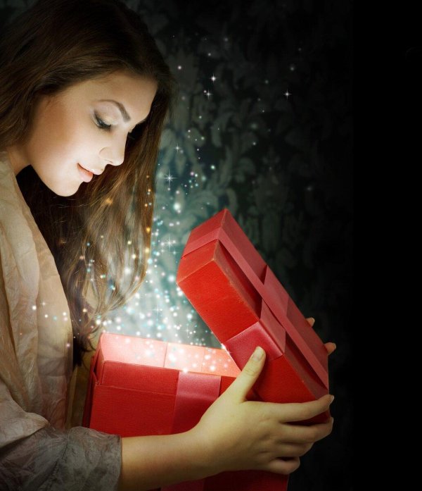 Девушка с подарком
