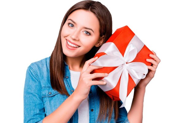 Девушка с подарком