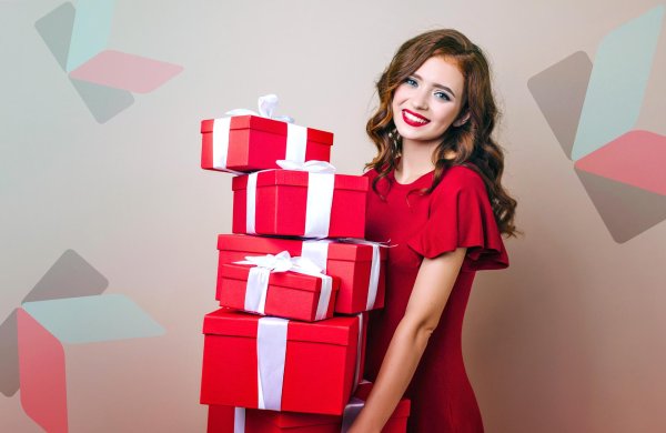 Девушка с подарком