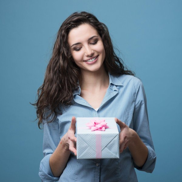 Девушка с подарком