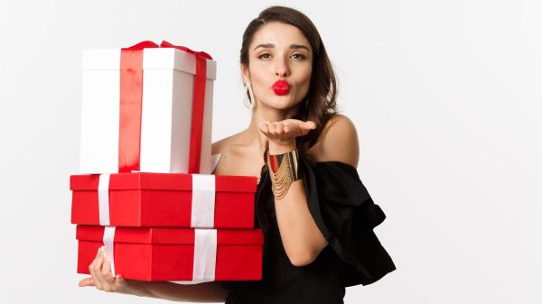 Девушка с подарком
