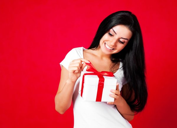 Девушка с подарком