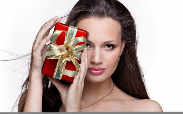Девушка с подарком