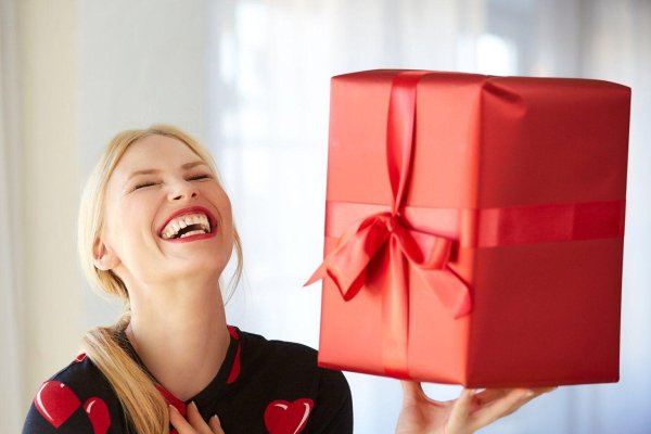 Девушка с подарком
