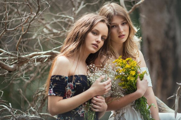 С 2 девушками