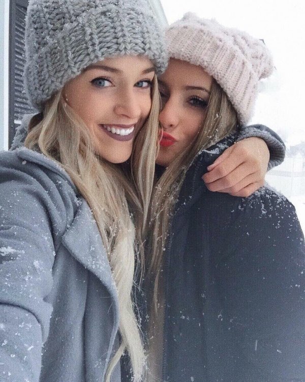 С 2 девушками