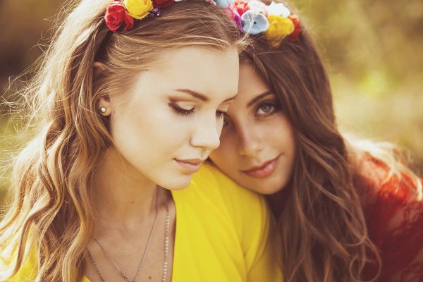 С 2 девушками