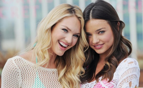 С 2 девушками