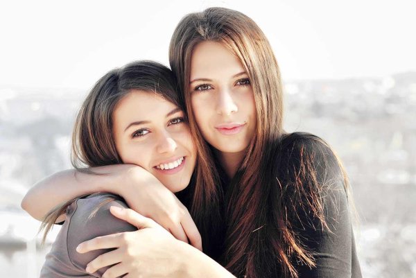 С 2 девушками