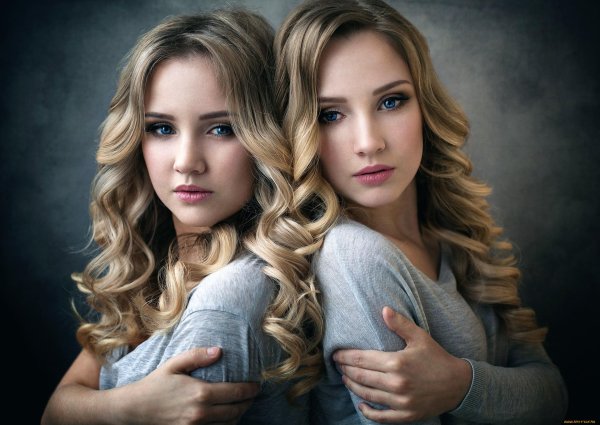 С 2 девушками