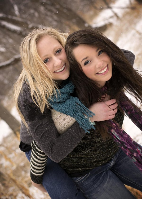 С 2 девушками