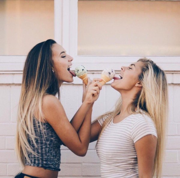 С 2 девушками