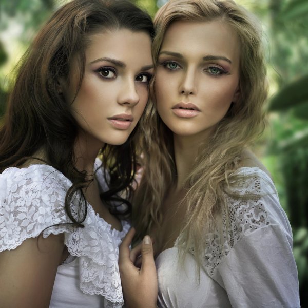 С 2 девушками