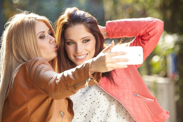 С 2 девушками