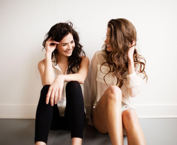 С 2 девушками