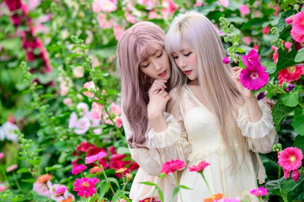 С 2 девушками