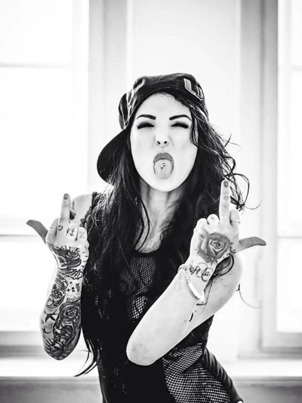 С дерзкими девушками