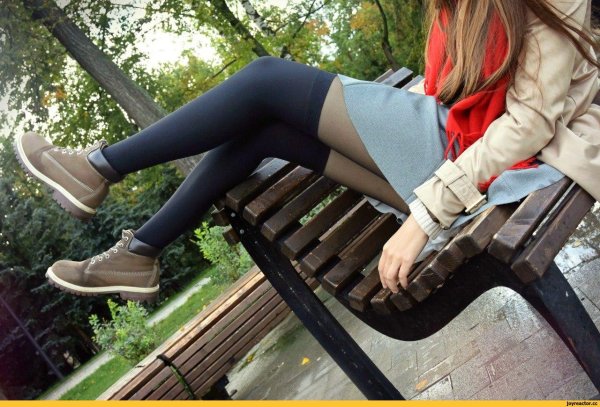 Девушка с колготками