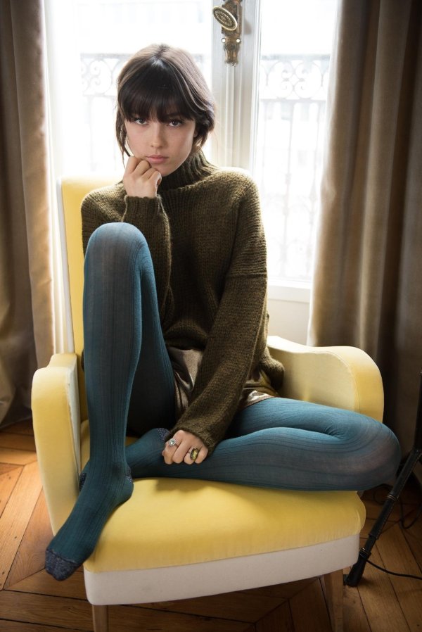 Девушка с колготками