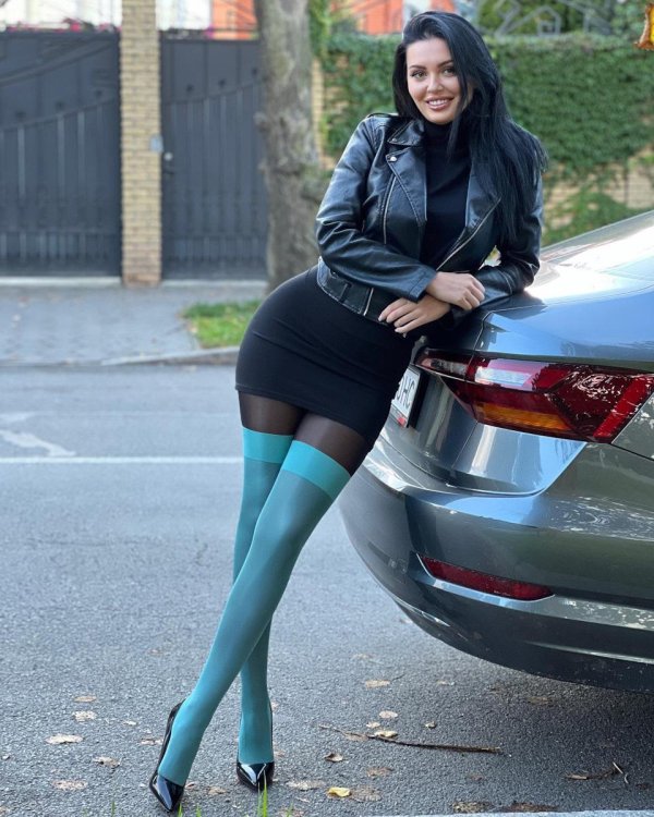 Девушка с колготками