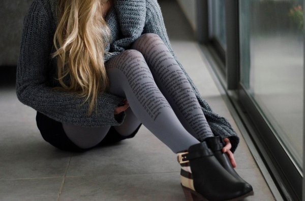 Девушка с колготками