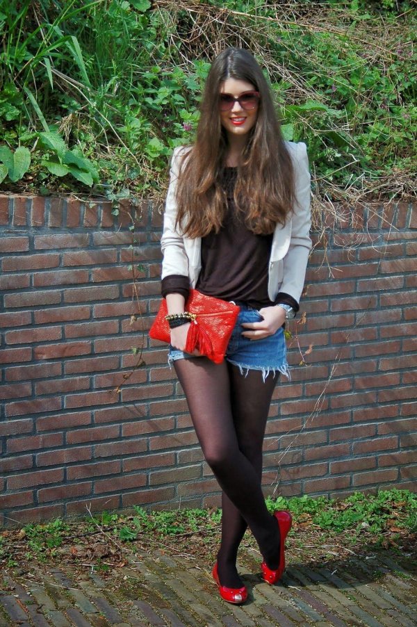 Девушка с колготками