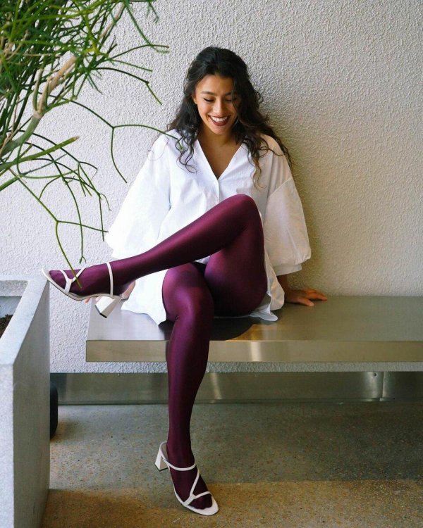 Девушка с колготками