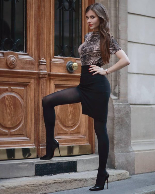 Девушка с колготками