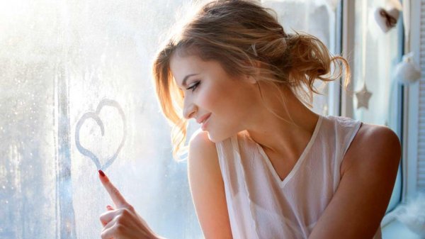 Окон с девушками