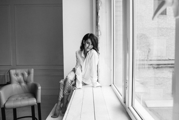 Окон с девушками