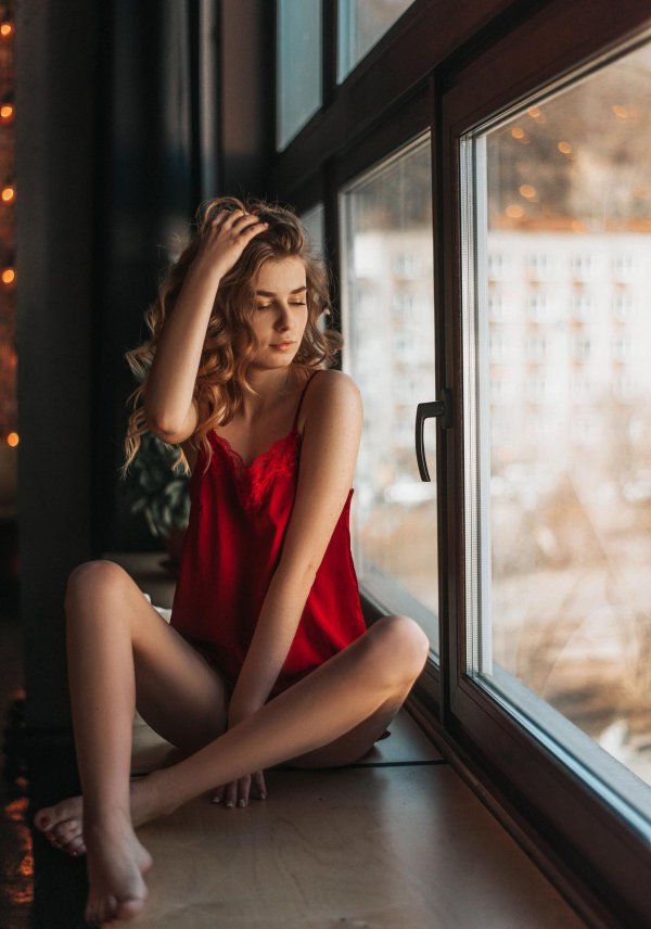 Окон с девушками