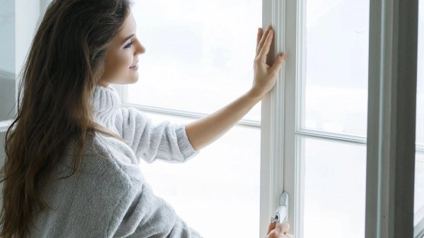 Окон с девушками