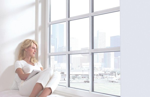 Окон с девушками