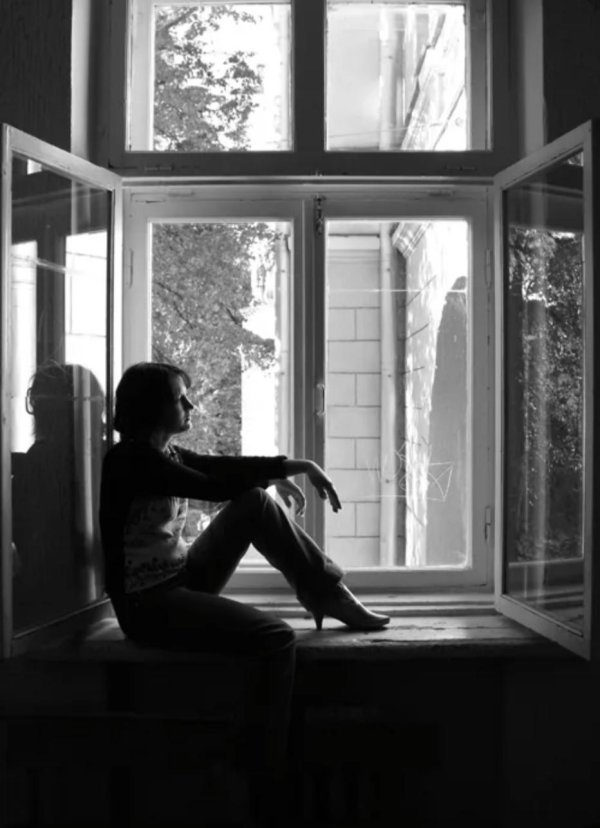 Окон с девушками