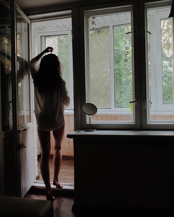 Окон с девушками