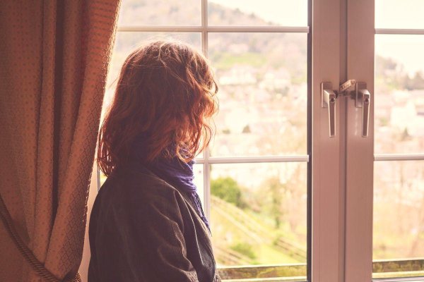 Окон с девушками