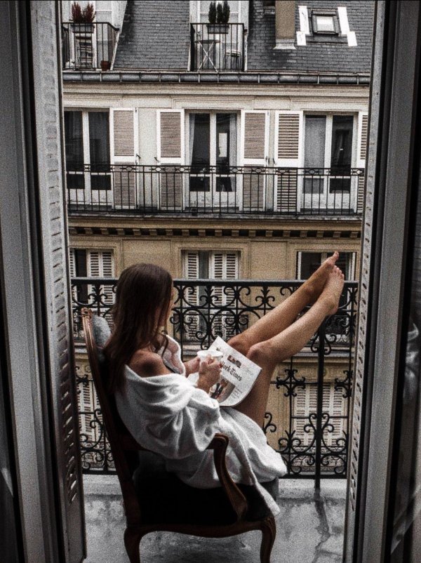 Окон с девушками