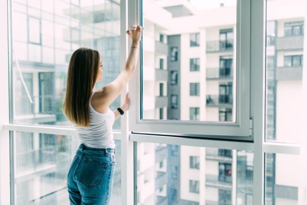 Окон с девушками