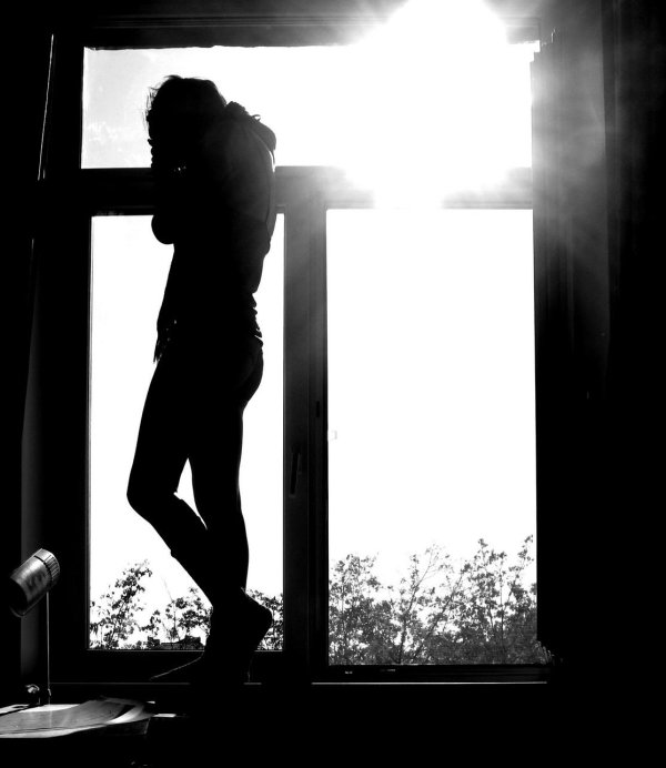 Окон с девушками