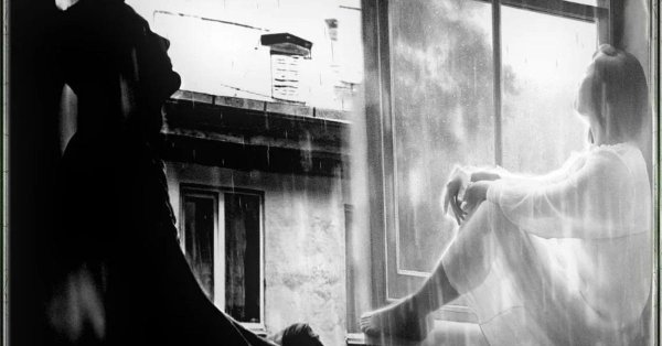 Окон с девушками