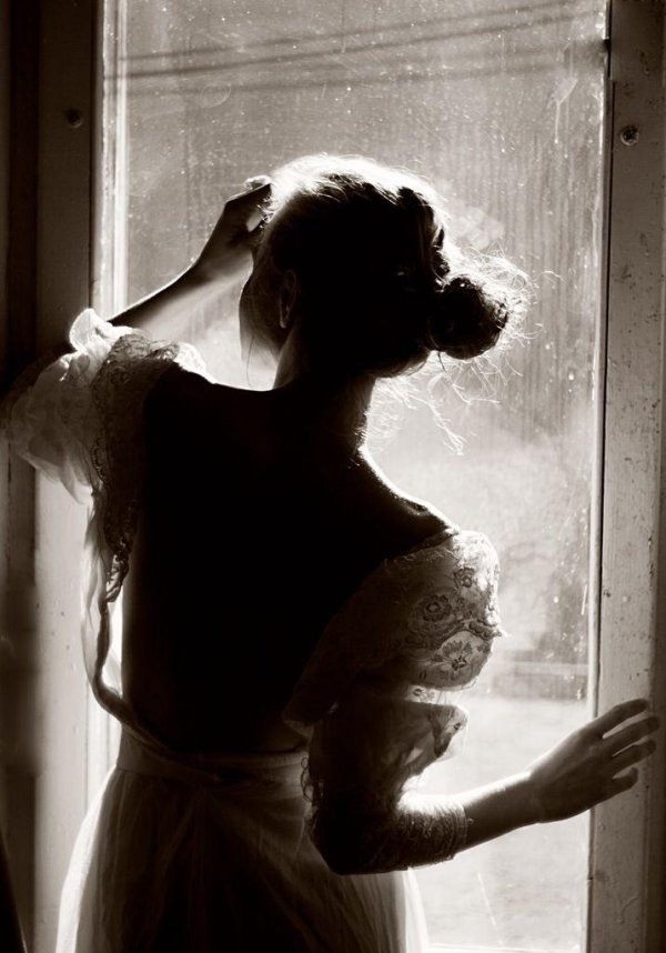 Окон с девушками