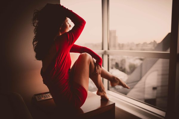 Окон с девушками