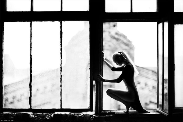 Окон с девушками