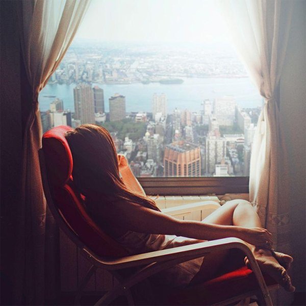 Окон с девушками