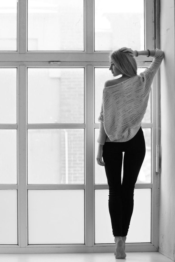 Окон с девушками