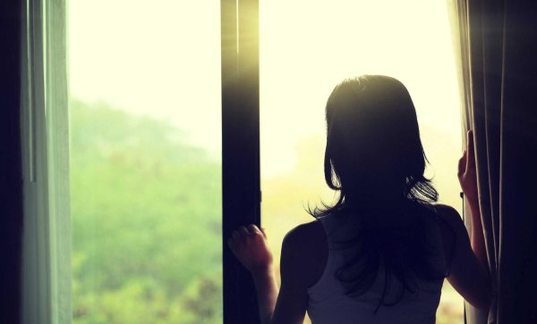 Окон с девушками