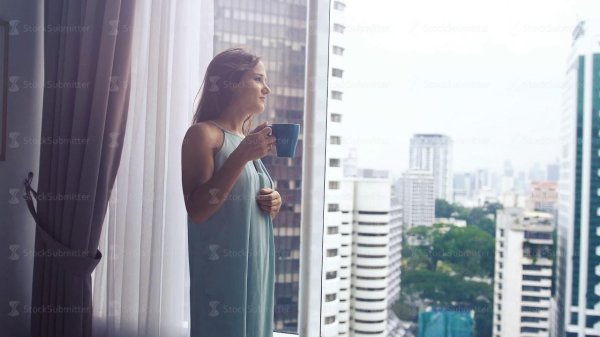 Окон с девушками