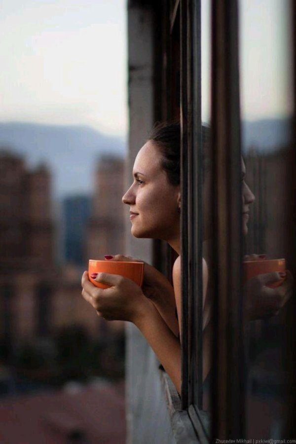 Окон с девушками