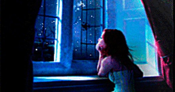 Окон с девушками